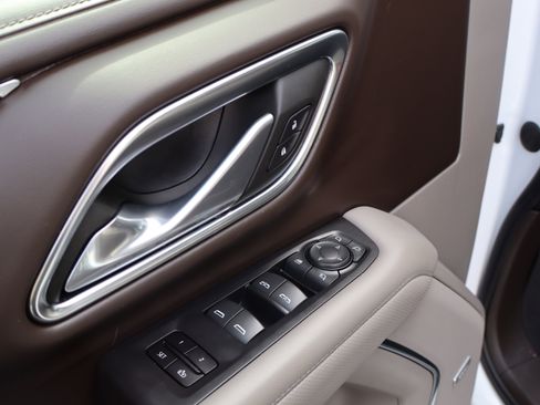 Used 2023 GMC Yukon XL SLT w/ SLT Premium Package image 16