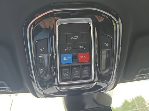 Used 2023 Jeep Grand Cherokee Overland image 39