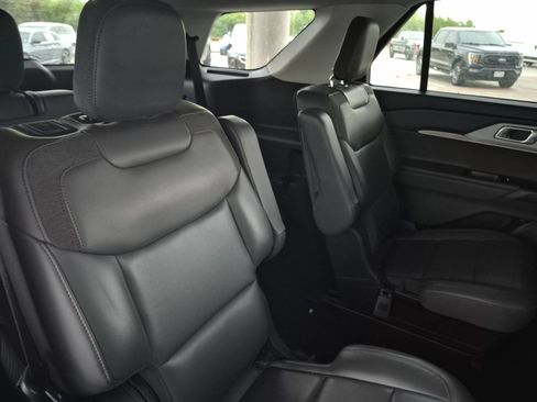 Used 2025 Ford Explorer Active w/ Active Comfort Package RWD image 6