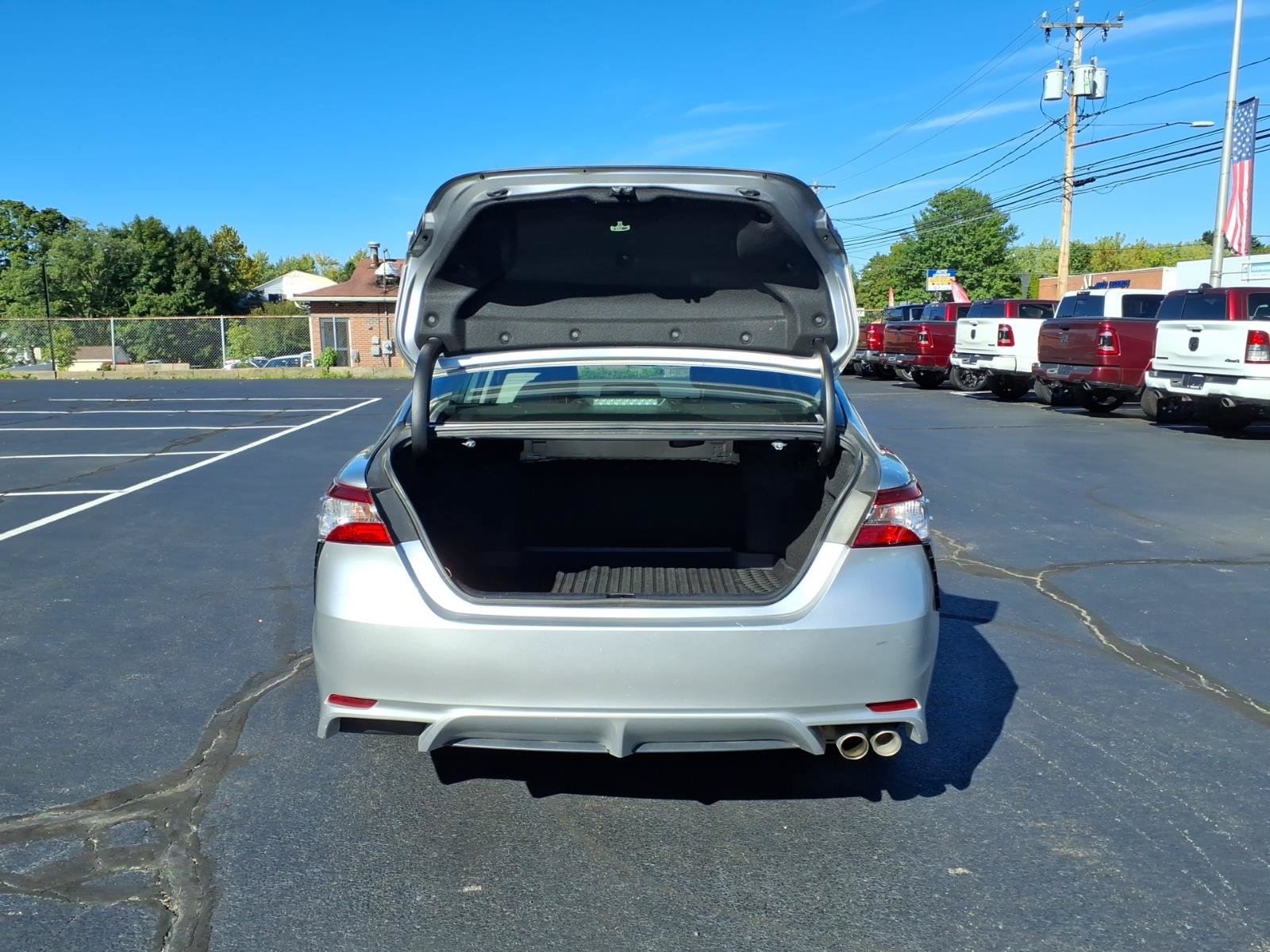 Used 2020 Toyota Camry SE FWD image 8