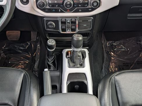 Used 2022 Jeep Wrangler Unlimited Sahara w/ Cold Weather Group AWD/4WD image 20