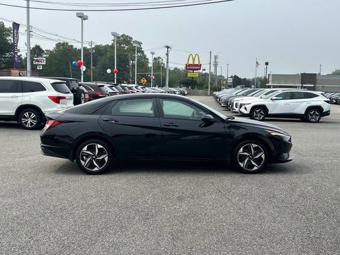 Used 2023 Hyundai Elantra SEL w/ Convenience Package image 2