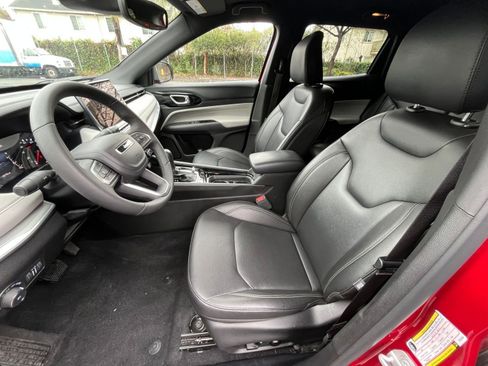 Used 2025 Jeep Compass Limited image 28