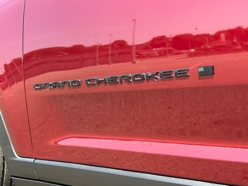 Used 2023 Jeep Grand Cherokee Altitude AWD/4WD image 13