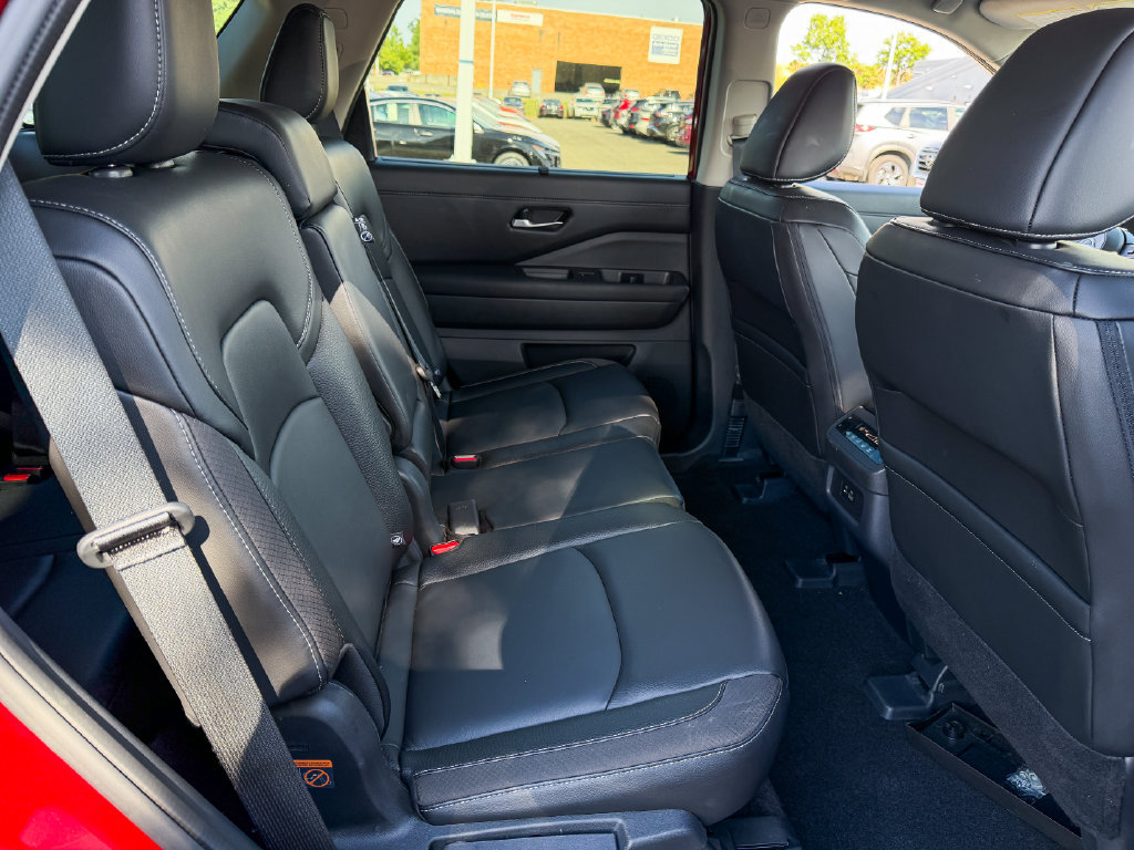 Used 2024 Nissan Pathfinder SL FWD image 15
