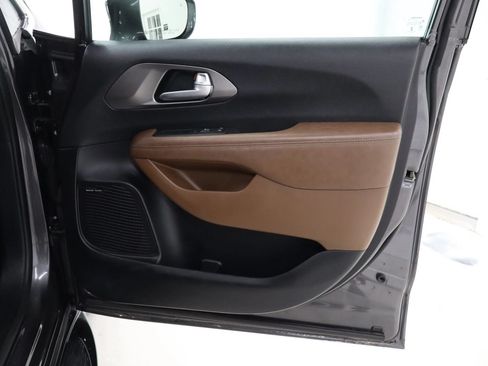 Used 2017 Chrysler Pacifica Limited FWD image 29