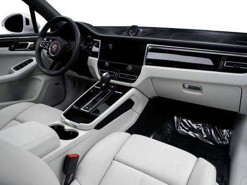 Used 2025 Porsche Macan AWD/4WD image 57