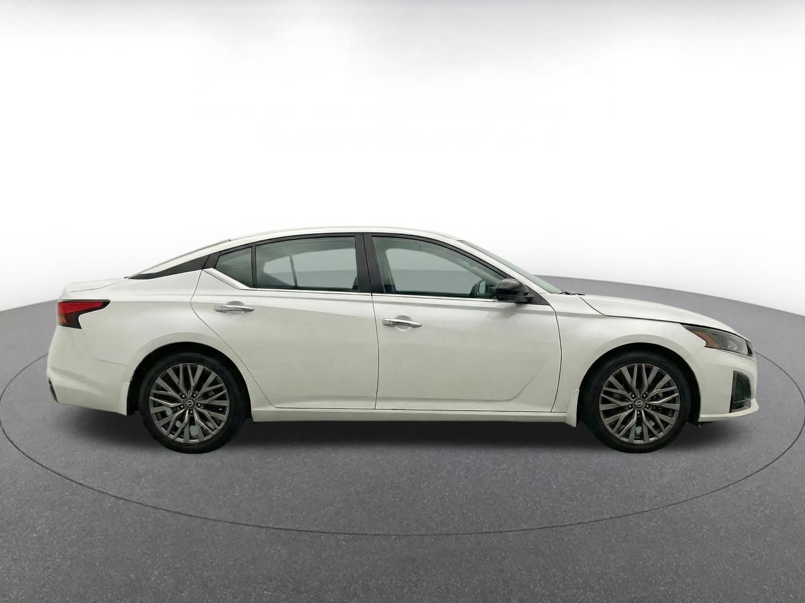 Used 2025 Nissan Altima 2.5 SV FWD image 12