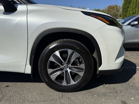 Used 2022 Toyota Highlander XLE image 22