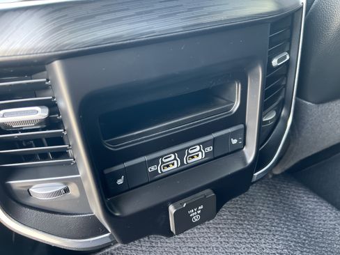 Used 2024 RAM 2500 Laramie w/ Night Edition image 19