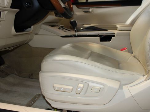 Used 2013 Lexus ES 300h w/ Luxury Pkg FWD image 24