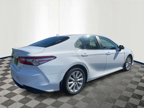 Used 2020 Toyota Camry LE FWD image 4