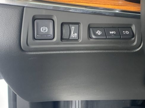 Used 2019 Cadillac XT5 Platinum AWD/4WD image 16
