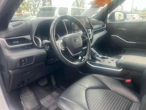 Used 2024 Toyota Highlander XSE image 16