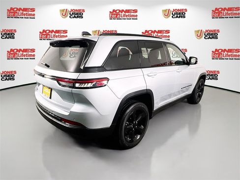 Used 2023 Jeep Grand Cherokee Altitude image 18