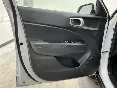 Used 2025 Hyundai Venue SEL image 16