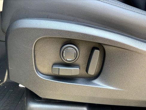 New 2025 Land Rover Defender 110 S image 18