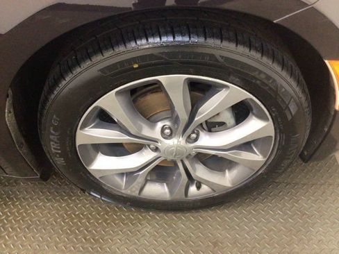 Used 2018 Chrysler Pacifica Limited w/ Tire & Wheel Group FWD image 25