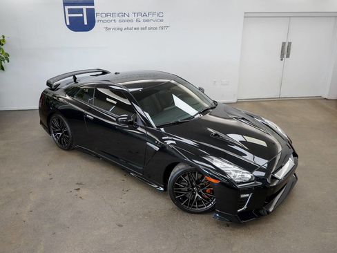 Used 2021 Nissan GT-R Premium image 32