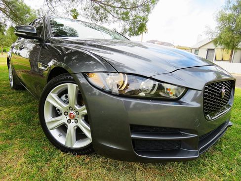 Used 2018 Jaguar XE Prestige image 11