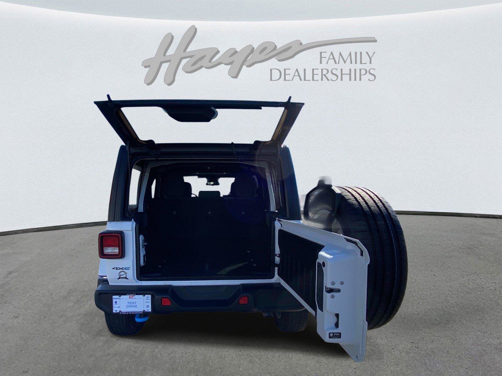 Used 2024 Jeep Wrangler Unlimited w/ Convenience Group AWD/4WD image 6