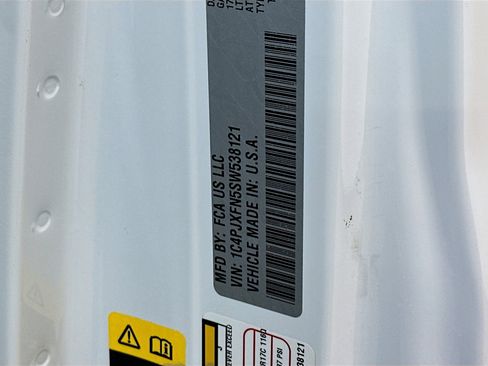 Used 2025 Jeep Wrangler Unlimited Rubicon image 12