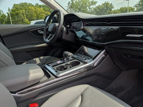 Used 2019 Audi Q8 Premium Plus w/ Premium Plus AWD/4WD image 19