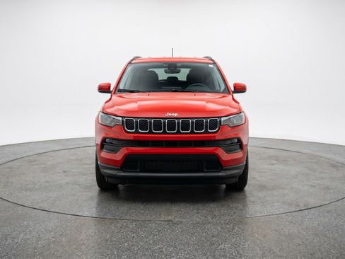 Used 2025 Jeep Compass Latitude AWD/4WD image 2