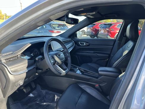 Used 2023 Jeep Compass Limited image 3