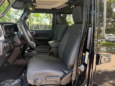 Used 2025 Jeep Wrangler Unlimited Sahara AWD/4WD image 34