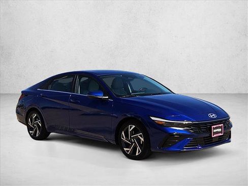 Used 2025 Hyundai Elantra Limited FWD image 3