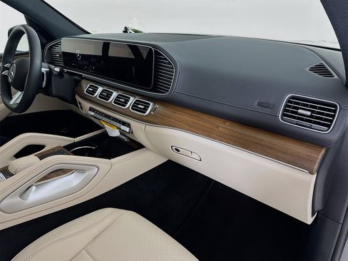 Used 2026 Mercedes-Benz GLS 450 4MATIC image 33