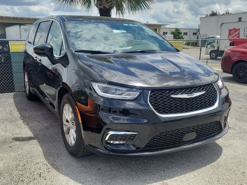 Used 2026 Chrysler Pacifica Limited image 3