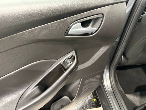 Used 2018 Ford Focus SE w/ SE Appearance Package image 17