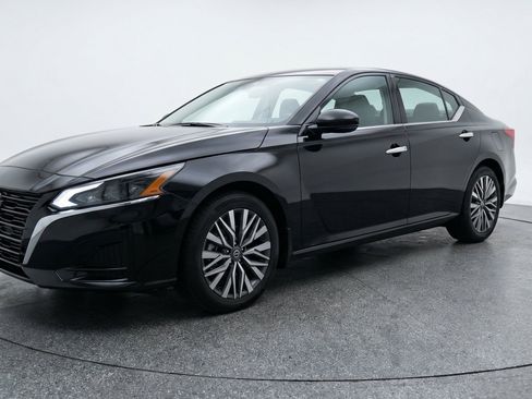 Used 2025 Nissan Altima 2.5 SV FWD image 3