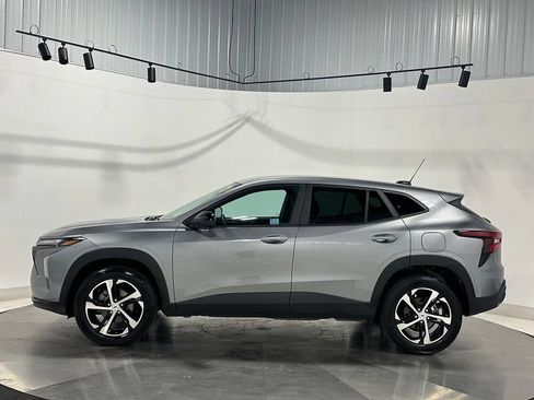 Used 2024 Chevrolet Trax RS FWD image 14