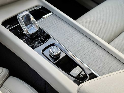 Certified 2024 Volvo XC60 T8 Ultimate w/ Protection Package Premier image 27