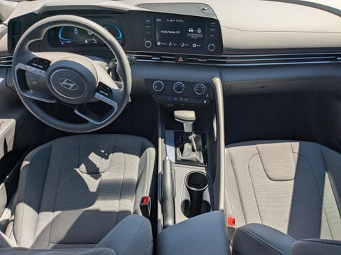 New 2025 Hyundai Elantra SE FWD image 16