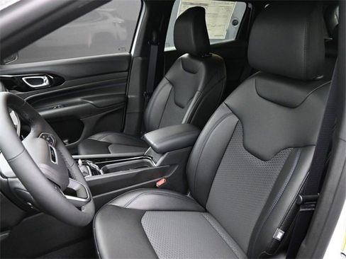 New 2026 Jeep Compass Latitude image 14