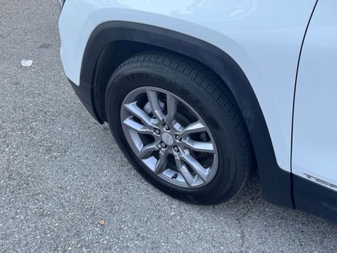 Used 2024 GMC Terrain SLT image 32