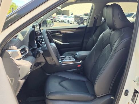 Used 2026 Toyota Highlander Platinum AWD/4WD image 7