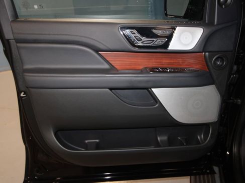 Used 2024 Lincoln Navigator Reserve AWD/4WD image 5
