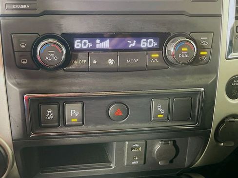 Used 2018 Nissan Titan SV w/ SV Convenience Package AWD/4WD image 17