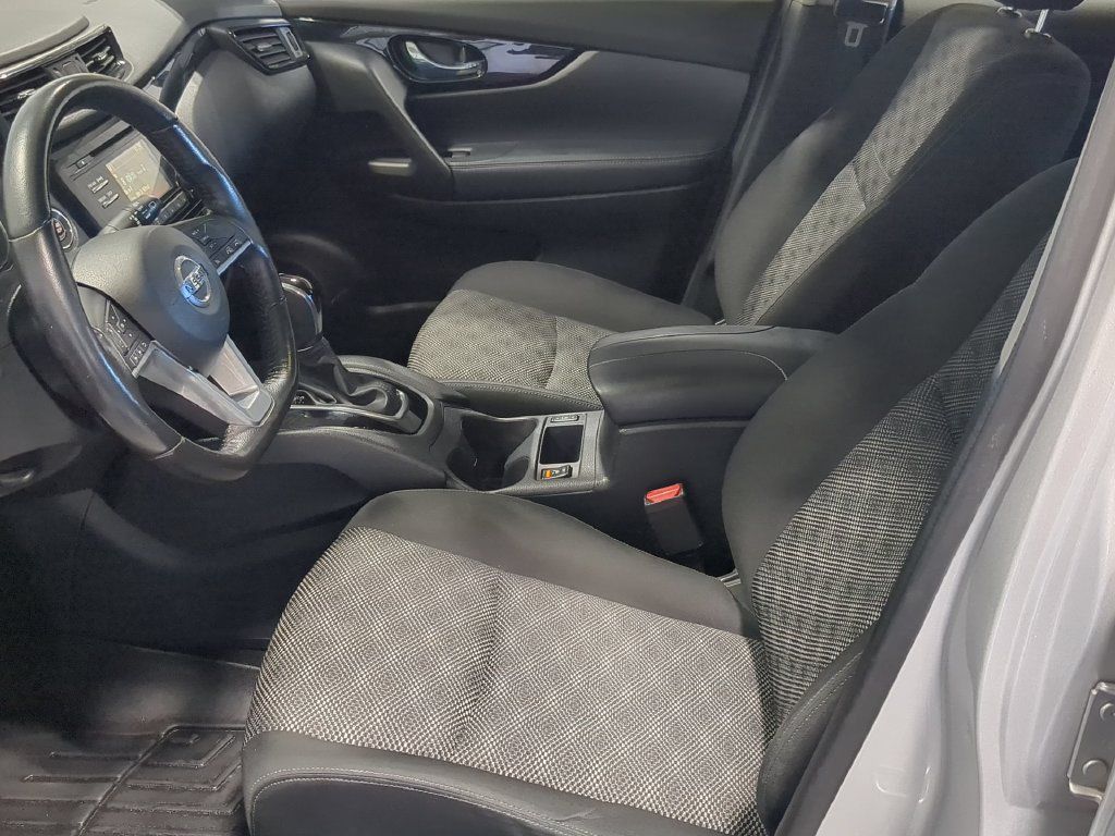 Used 2017 Nissan Rogue Sport SV w/ SV All-Weather Package AWD/4WD image 18
