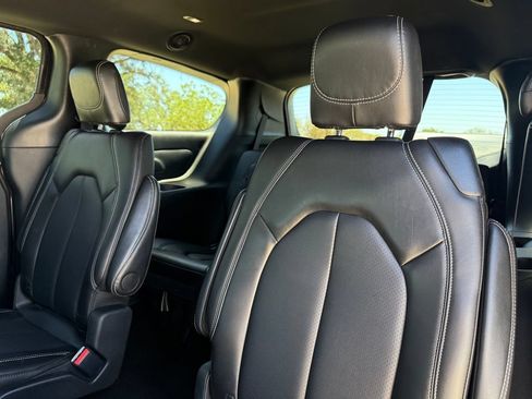 Used 2025 Chrysler Pacifica Select FWD image 18