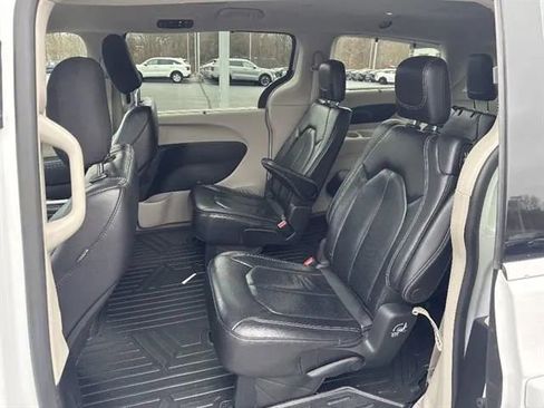 Used 2022 Chrysler Pacifica Touring-L FWD image 13