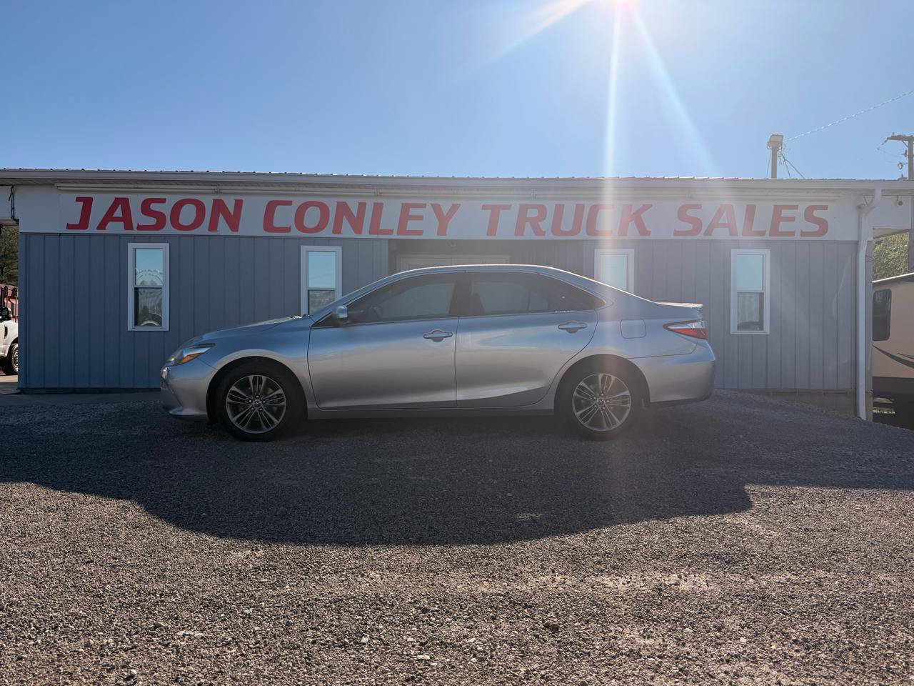 Used 2015 Toyota Camry SE FWD image 1
