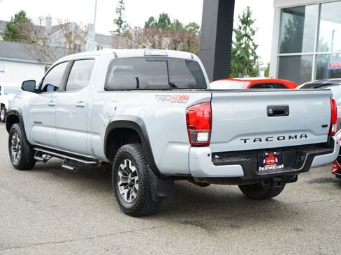 Used 2019 Toyota Tacoma TRD Off-Road w/ TRD Premium Off Road Package image 3
