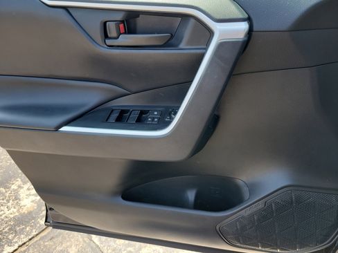 Used 2019 Toyota RAV4 LE FWD image 19
