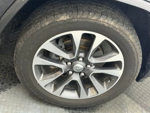 Used 2017 Jeep Grand Cherokee Overland AWD/4WD image 13